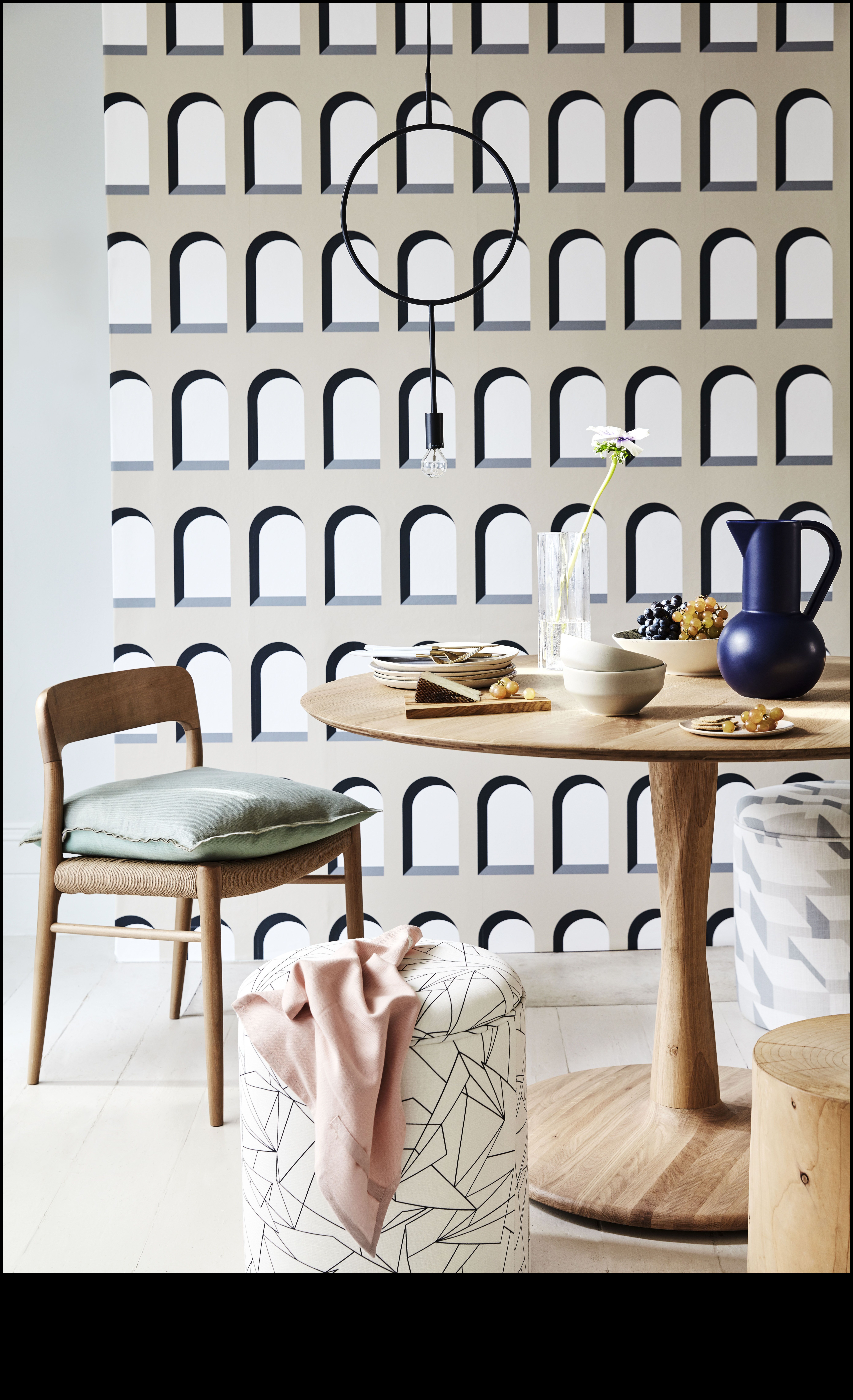 האם אתה יכול להציע דרכים יצירתיות להשתמש בתבניות גיאומטריות בעיצוב הבית?