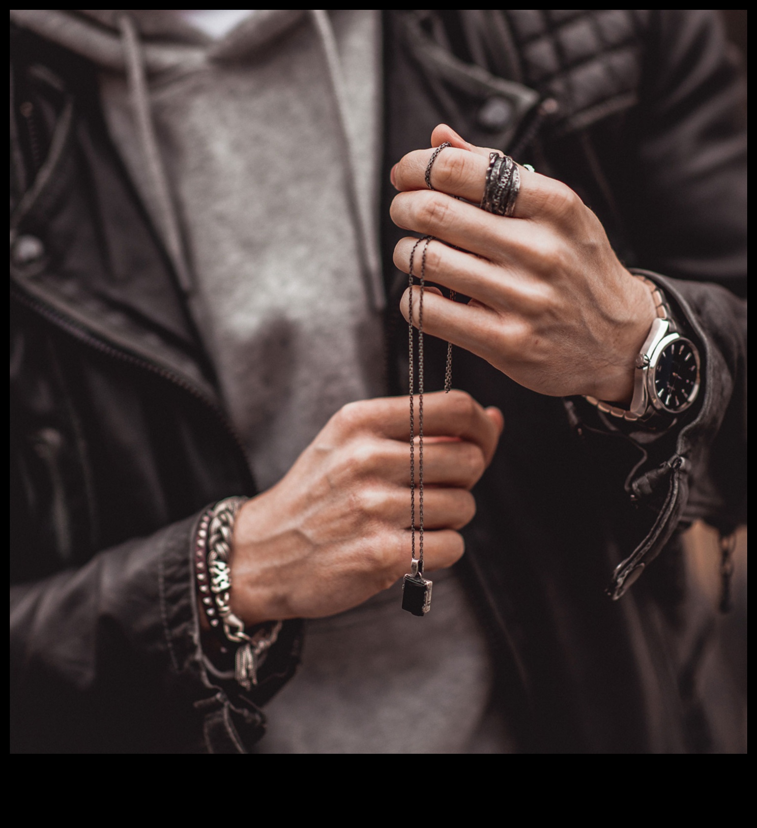 יוקרה גברית: הרם את הסגנון שלך עם תכשיטי גברים