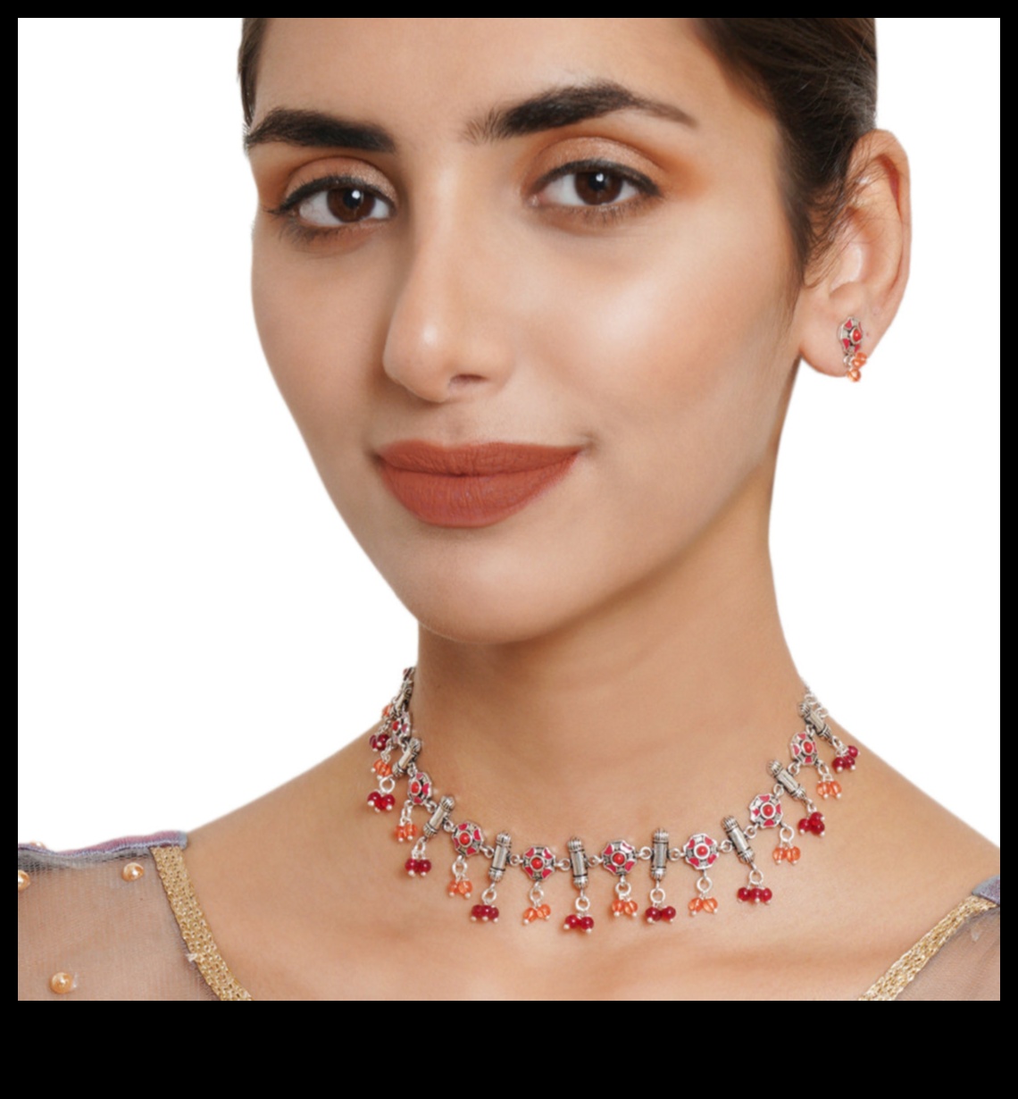 קישוטים מפוארים: מעטרים את צווארך ביצירות קולר מעוטרות